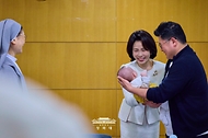 김혜경 여사가 10월 19일 서울성모병원 모자의료센터를 방문, 아기와 인사하고 있다.