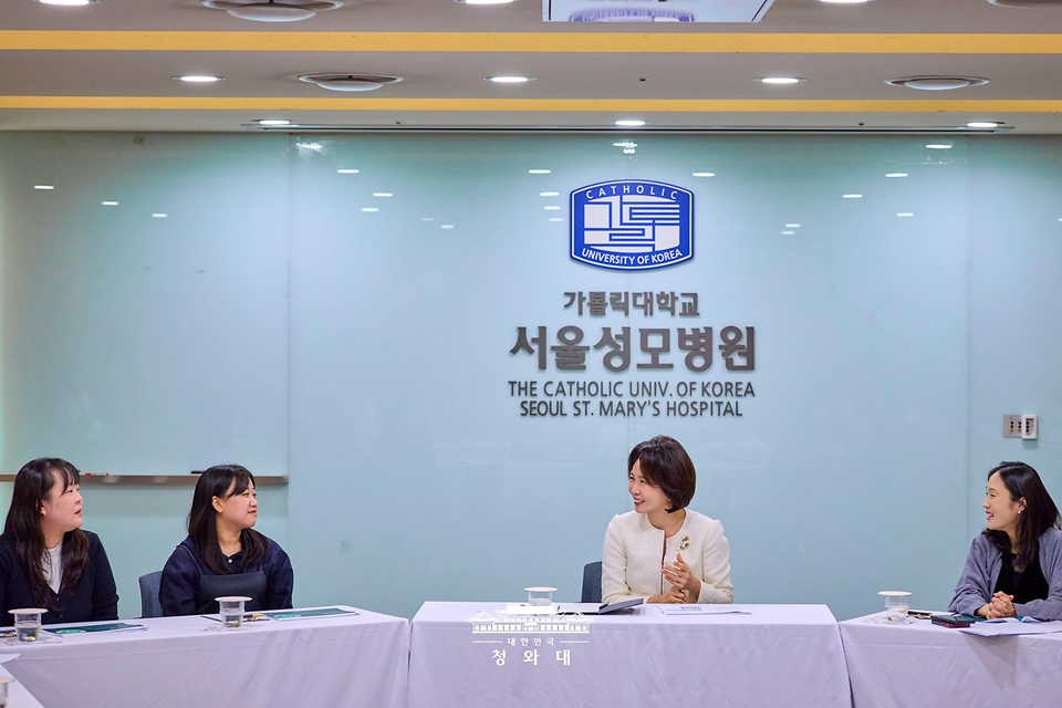 김혜경 여사가 10월 19일 서울성모병원 모자의료센터를 방문, 임산부와 환아 부모 등 참석자들과 간담회를 하고 있다.
