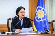 한성숙 국무총리가 10월 20일 서울 종로구 정부서울청사에서 열린 정부업무평가위원회 회의에서 발언하고 있다.