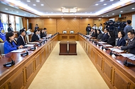 한성숙 국무총리가 10월 20일 서울 종로구 정부서울청사에서 열린 정부업무평가위원회 회의에서 발언하고 있다.