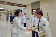 김혜경 여사가 10월 19일 서울성모병원 모자의료센터를 방문, 관계자와 인사하고 있다.