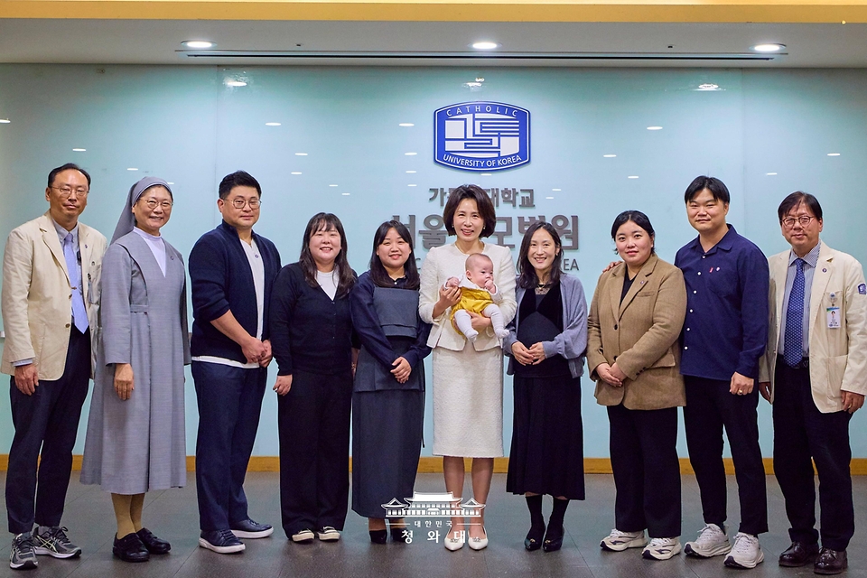 김혜경 여사가 10월 19일 서울성모병원 모자의료센터 방문, 간담회 참석자들과 기념촬영을 하고 있다.