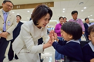 김혜경 여사가 19일 서울성모병원 모자의료센터를 방문, 오둥이들과 인사하고 있다.