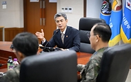 강신철 국방부 장관이 10월 14일 광주에 위치한 제1전투비행단을 방문해 광주 군공항 부지와 시설현장을 확인하고 있다.