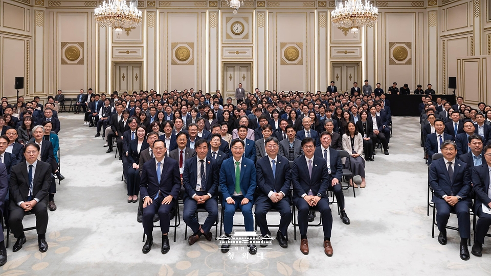 임광현 신임 청와대 비서실장이 10월 19일 청와대에서 열린 직원과의 대화에서 기념촬영을 하고 있다.
