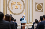 임광현 신임 청와대 비서실장이 10월 19일 청와대에서 직원과의 대화를 하고 있다.