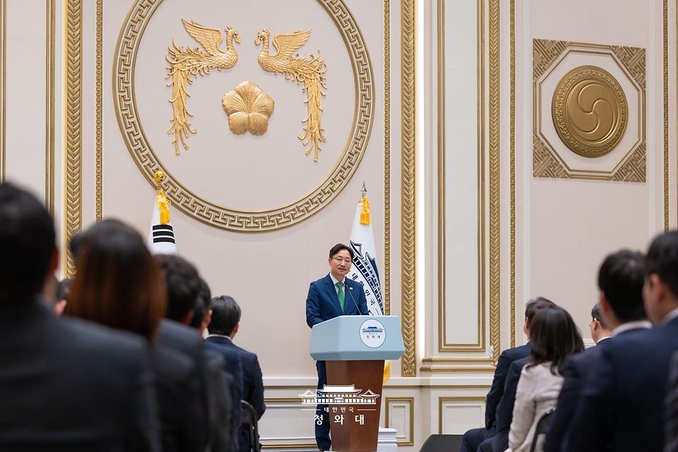 임광현 신임 청와대 비서실장이 10월 19일 청와대에서 직원과의 대화를 하고 있다.