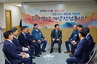 이재명 대통령이 10월 20일 인천 계양산전통시장을 방문, 상인들과 간담회를 하고 있다.