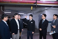 홍지선 국토교통부 장관이 10월 21일 경기도 고양 일산신도시를 방문해 관계자들과 노후계획도시 정비사업 추진 방안 논의 및 현장점검을 하고 있다.