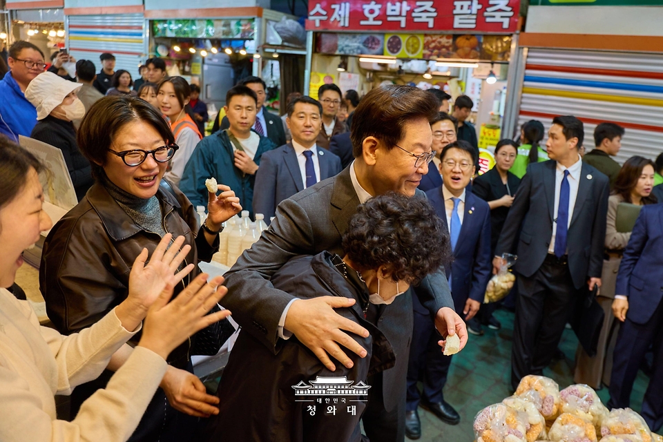 이재명 대통령이 10월 20일 인천 계양산전통시장을 방문, 상인들과 인사를 나누고 있다.