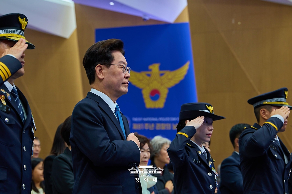 이재명 대통령이 10월 21일 서울 서대문구 경찰청에서 열린 81주년 경찰의 날 기념식에서 국기에 경례하고 있다.
