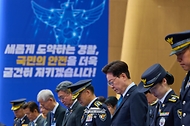 이재명 대통령이 10월 21일 서울 서대문구 경찰청에서 열린 제81주년 경찰의 날 기념식에서 묵념을 하고 있다.