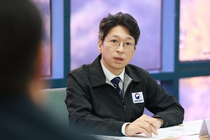 홍지선 국토교통부 장관이 10월 21일 경기도 고양 일산신도시를 방문해 관계자들과 노후계획도시 정비사업 추진 방안 논의 및 현장점검을 하고 있다.