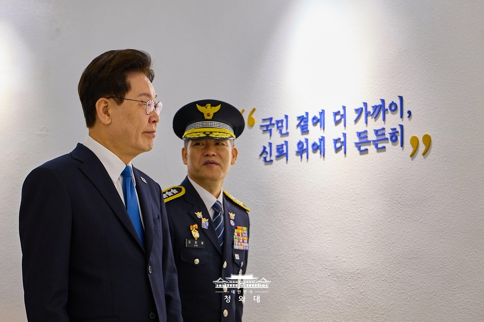 이재명 대통령이 10월 21일 서울 서대문구 경찰청에서 열린 제81주년 경찰의 날 기념식에 참석하기 위해 이동하고 있다.