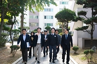 홍지선 국토교통부 장관이 10월 21일 경기도 고양 일산신도시를 방문해 관계자들과 노후계획도시 정비사업 추진 방안 논의 및 현장점검을 하고 있다.