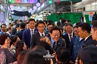 이재명 대통령이 10월 20일 인천 계양산전통시장을 방문, 상인들과 인사를 나누고 있다.