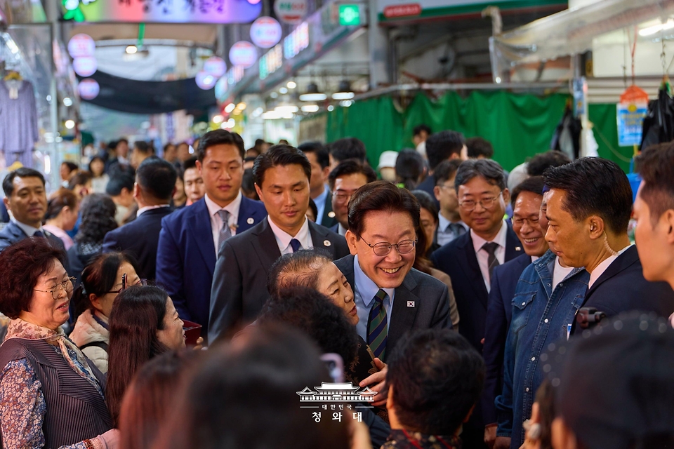 이재명 대통령이 10월 20일 인천 계양산전통시장을 방문, 상인들과 인사를 나누고 있다.