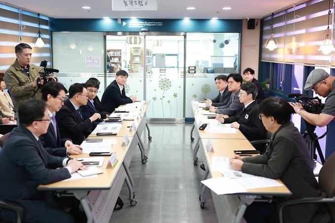 홍지선 국토교통부 장관이 10월 21일 경기도 고양 일산신도시를 방문해 관계자들과 노후계획도시 정비사업 추진 방안 논의 및 현장점검을 하고 있다.