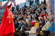 김혜경 여사가 10월 21일 서울 용산구 국립중앙박물관에서 2026 한복문화주간 기념행사로 열린 한복 패션쇼를 보고 있다.