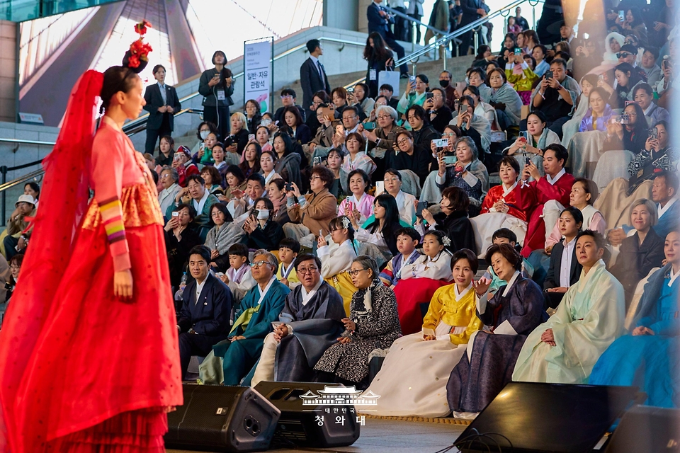 김혜경 여사가 10월 21일 서울 용산구 국립중앙박물관에서 2026 한복문화주간 기념행사로 열린 한복 패션쇼를 보고 있다.
