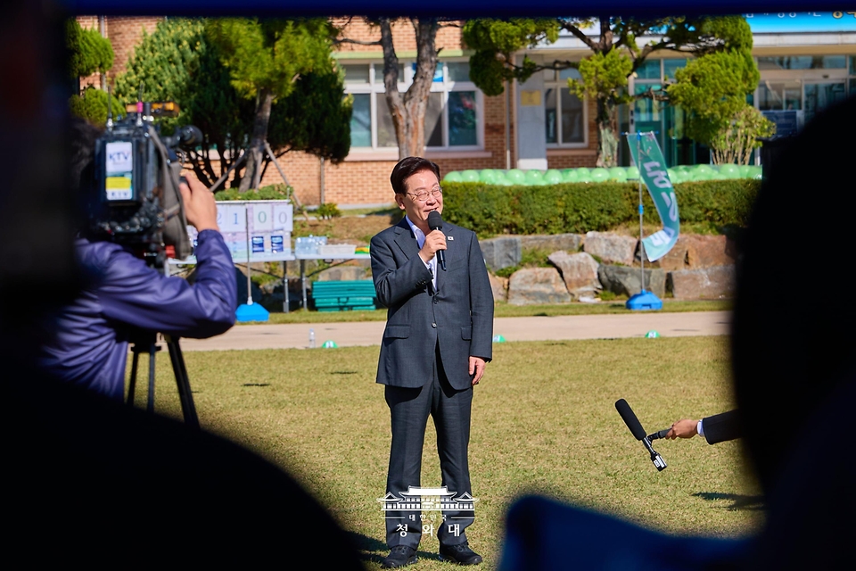 이재명 대통령이 10월 22일 전북 익산 왕궁초등학교에서 열린 가을 체육한마당에서 인사말을 하고 있다.