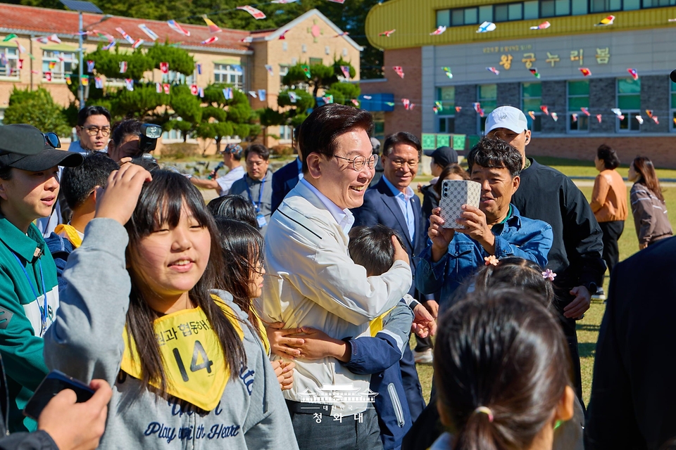 이재명 대통령이 10월 22일 전북 익산 왕궁초등학교에서 열린 가을 체육한마당에 참여하고 있다.