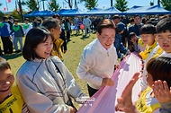 이재명 대통령이 10월 22일 전북 익산 왕궁초등학교에서 열린 가을 체육한마당에서 학생들과 짐볼 이동하기를 하고 있다.