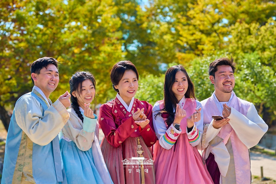 김혜경 여사가 한복의 날인 10월 21일 서울 종로구 경복궁에서 한복을 입은 외국인 관광객들과 기념촬영을 하고 있다.