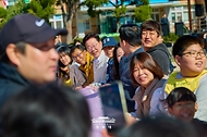 이재명 대통령이 10월 22일 전북 익산 왕궁초등학교에서 열린 가을 체육한마당에 참여하고 있다.