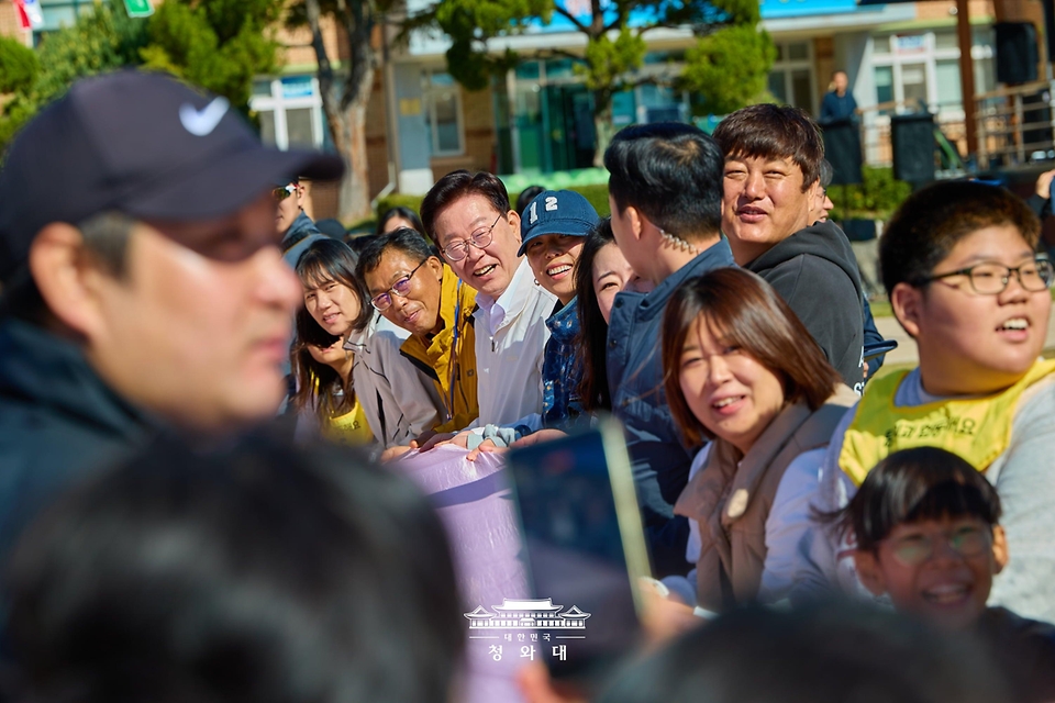 이재명 대통령이 10월 22일 전북 익산 왕궁초등학교에서 열린 가을 체육한마당에 참여하고 있다.
