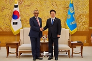 이재명 대통령이 10월 21일 청와대에서 테워드로스 아드하놈 거브러여수스 세계보건기구(WHO) 사무총장과 접견에 앞서 악수하고 있다.