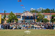 이재명 대통령이 10월 22일 전북 익산 왕궁초등학교에서 가을 체육한마당을 마친 후 학생들과 기념촬영을 하고 있다.