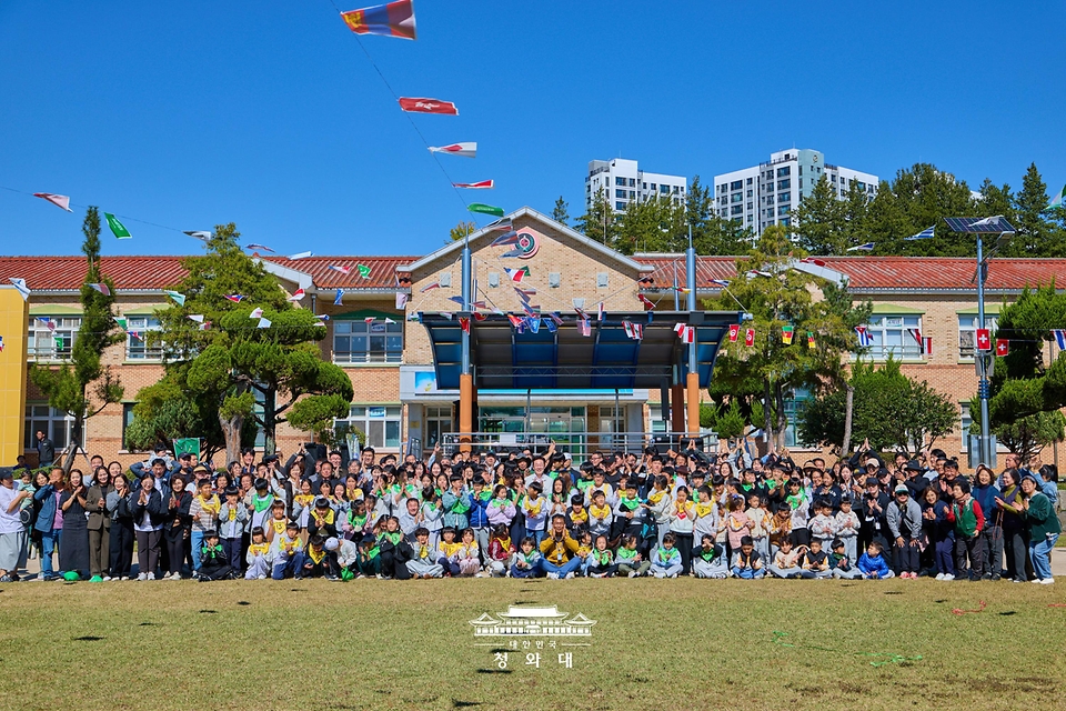이재명 대통령이 10월 22일 전북 익산 왕궁초등학교에서 가을 체육한마당을 마친 후 학생들과 기념촬영을 하고 있다.