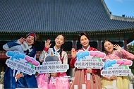 김혜경 여사가 한복의 날인 10월 21일 서울 종로구 경복궁에서 한복 바르게 입기 캠페인을 하고 있다.