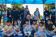 이재명 대통령이 10월 22일 전북 익산 왕궁초등학교에서 열린 가을 체육한마당에서 학생들과 기념촬영을 하고 있다.