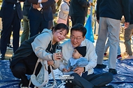 이재명 대통령이 10월 22일 전북 익산 왕궁초등학교에서 열린 가을 체육한마당에서 기념촬영을 하고 있다.