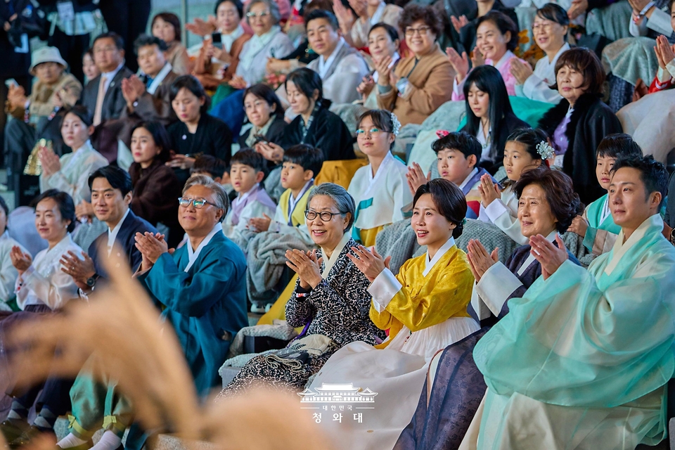 김혜경 여사가 10월 21일 서울 용산구 국립중앙박물관에서 열린 2026 한복문화주간 기념행사에서 축하공연을 보며 박수치고 있다.