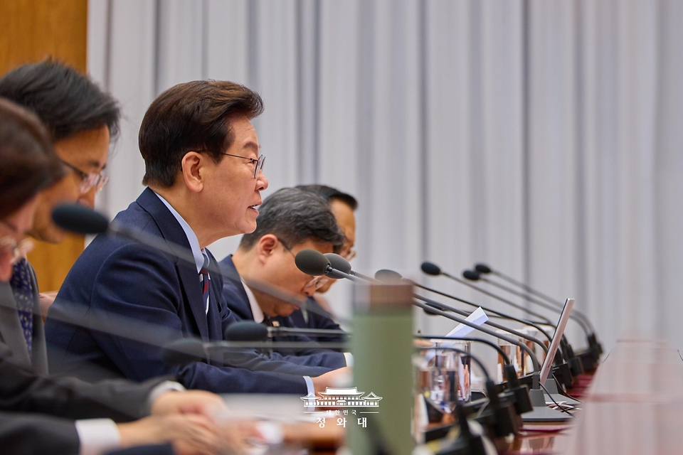 이재명 대통령이 10월 23일 청와대에서 열린 초안전사회 범정부 대응회의에서 발언하고 있다.