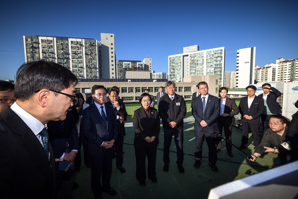 한성숙 국무총리가 10월 22일 서울 강서구 구 공학고등학교 부지를 찾아 주택공급 현장 점검을 하고 있다.