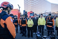 한성숙 국무총리가 10월 22일 인천 영종구 인스파이어 복합리조트에서 열린 2026년 국가단위 긴급구조종합훈련을 참관하고 있다.