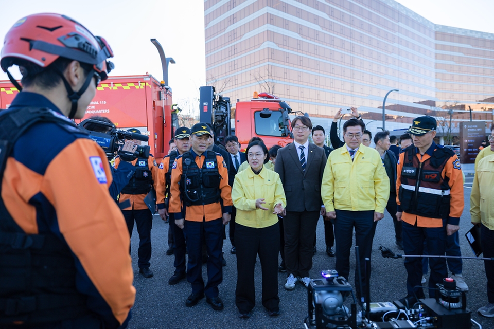 한성숙 국무총리가 10월 22일 인천 영종구 인스파이어 복합리조트에서 열린 2026년 국가단위 긴급구조종합훈련을 참관하고 있다.