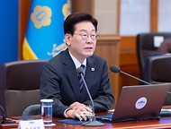 이재명 대통령이 10월 22일 청와대에서 열린 수석보좌관회의에서 발언하고 있다.