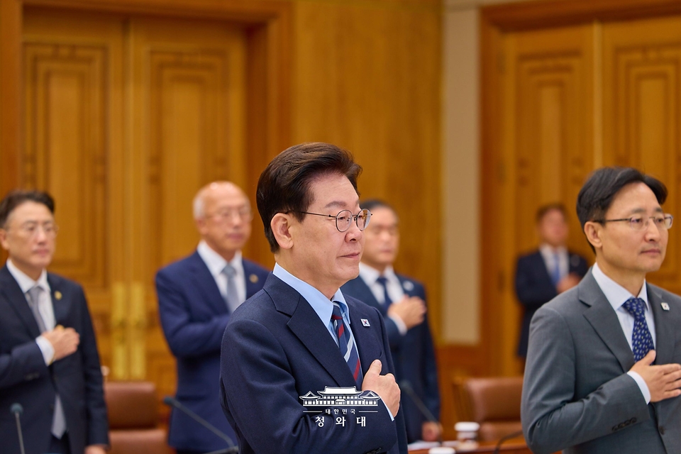 이재명 대통령이 10월 23일 청와대에서 열린 초안전사회 범정부 대응회의에서 국기에 경례하고 있다.