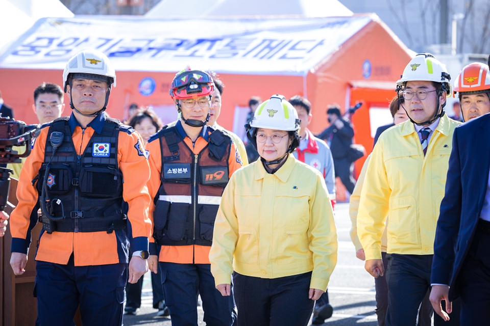 한성숙 국무총리가 10월 22일 인천 영종구 인스파이어 복합리조트에서 열린 2026년 국가단위 긴급구조종합훈련을 참관하고 있다.