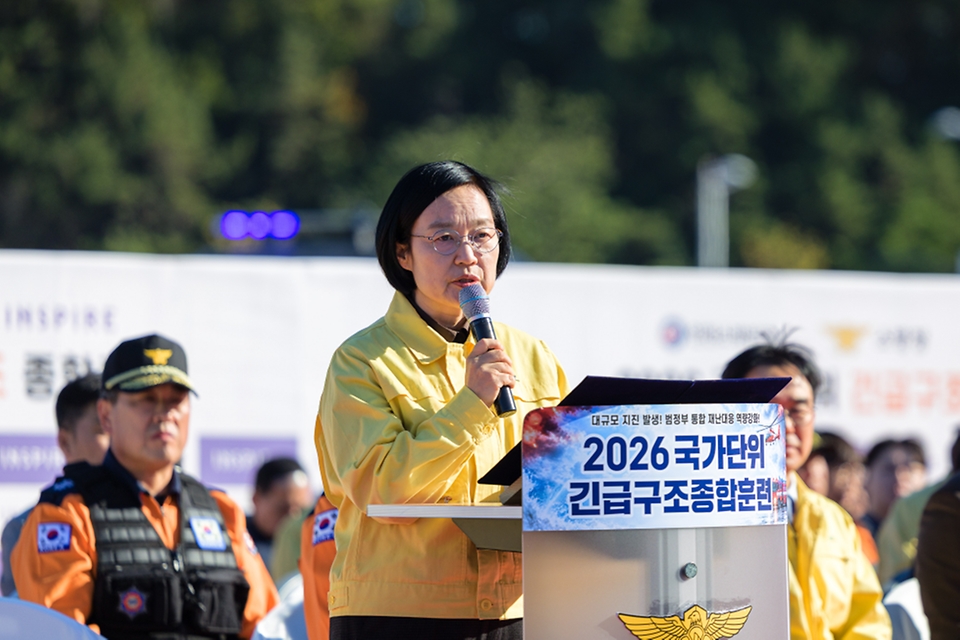 한성숙 국무총리가 10월 22일 인천 영종구 인스파이어 복합리조트에서 열린 2026년 국가단위 긴급구조종합훈련을 참관하고 있다.