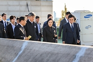 한성숙 국무총리가 10월 22일 서울 강서구 구 공학고등학교 부지를 찾아 주택공급 현장 점검을 하고 있다.