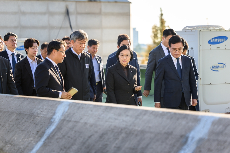 한성숙 국무총리가 10월 22일 서울 강서구 구 공학고등학교 부지를 찾아 주택공급 현장 점검을 하고 있다.