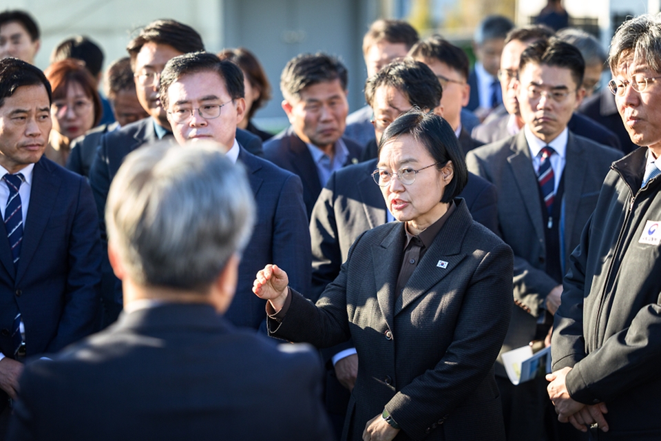한성숙 국무총리가 10월 22일 서울 강서구 구 공학고등학교 부지를 찾아 주택공급 현장 점검을 하고 있다.