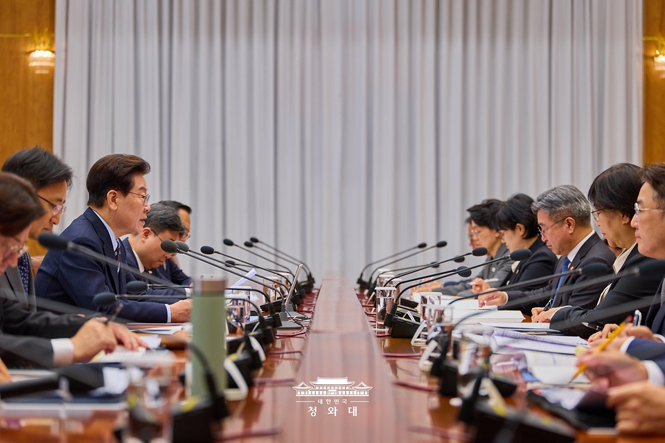 이재명 대통령이 10월 23일 청와대에서 열린 초안전사회 범정부 대응회의에서 발언하고 있다.