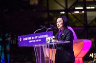 한성숙 국무총리가 10월 24일 서울 중구 서울광장에서 열린 10·29 이태원참사 4주기 추모행사에 참석해 추모사를 하고 있다.